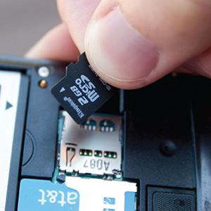 micro-sd-card-in-cell-phone