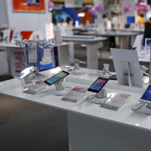 smartphones-on-display-in-an-electronic-shop