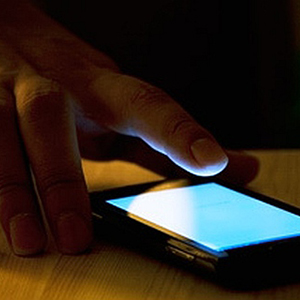 Smartphone-work-usage-at-night-635