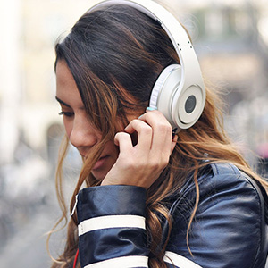 Reem-Kanj-Beats-by-Dre-Headphones-5