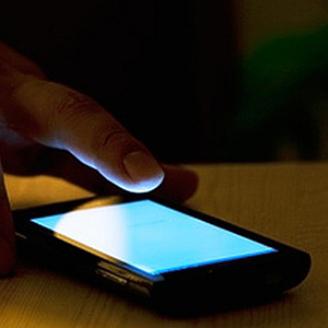 Smartphone-work-usage-at-night-635