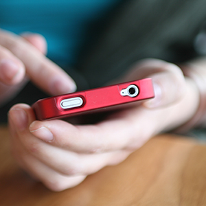 using-smartphone1