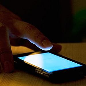 Smartphone-work-usage-at-night-635