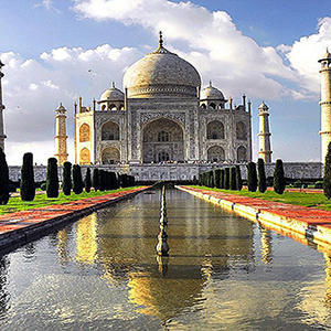 herrliches-taj-mahal-nahe-wasser-tapete,1366x768,65558