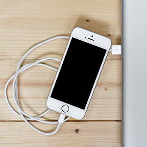 apple-iphone-smartphone-desk