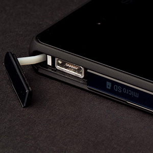 sony-xperia-z-review-usb-port-open